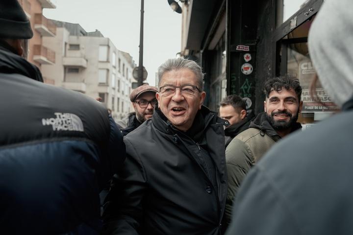 Jean-Luc Mélenchon tente de se frayer un chemin parmi la foule venue en nombre pour la dernière soirée du Saint Sauveur