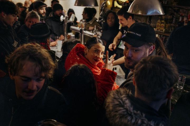 L’artiste et activiste queer décoloniale Habibitch – suivie par 50.000 personnes sur Instagram – attend sa conso au bar le Saint Sauveur ce samedi 4 janvier 2025