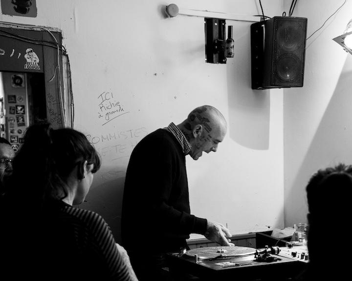 Le DJ Stuff commence son set