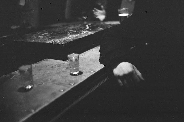 À l’image du milieu antifasciste qui s’ouvre et du quartier qui se gentrifie, la population du bar a aussi évolué