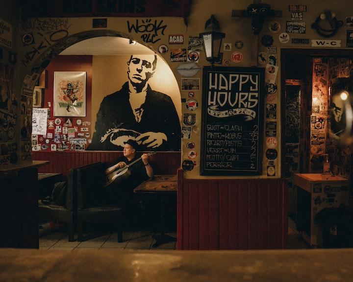 Après 19 ans, le bar du XXe arrondissement connu du milieu antifasciste pour être le lieu de ralliement de la gauche radicale ferme ses portes