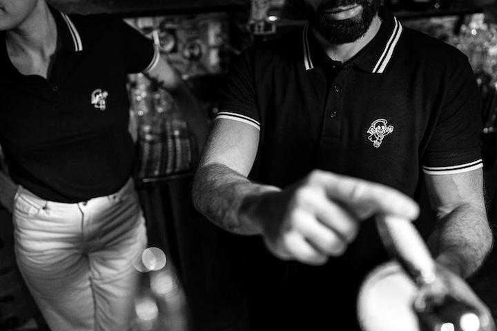 Sorona, une ancienne barmaid, a ainsi vu les générations se succéder. Les anciens sont aussi arrivés au bar avec leurs enfants