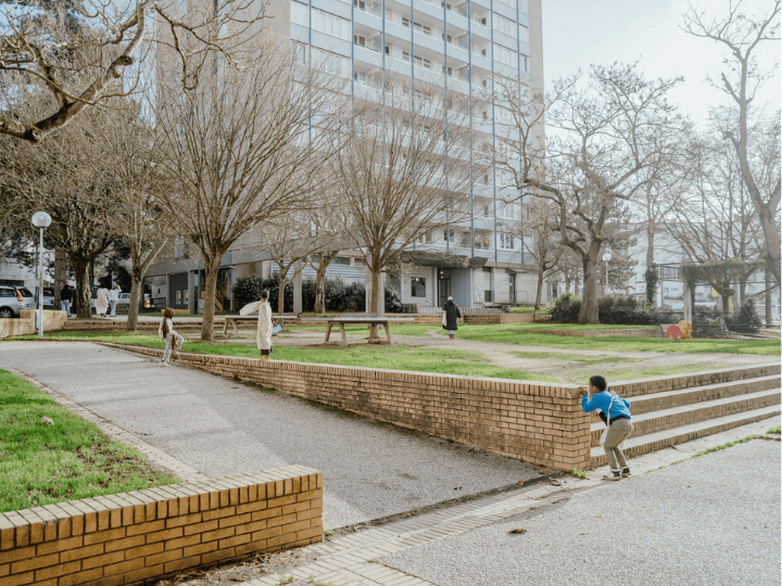 Des enfants jouent à se tirer dessus