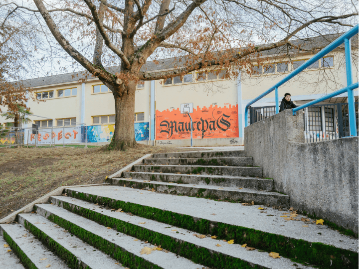 Place de « l'Agora » se trouve une fresque peinte par les habitants