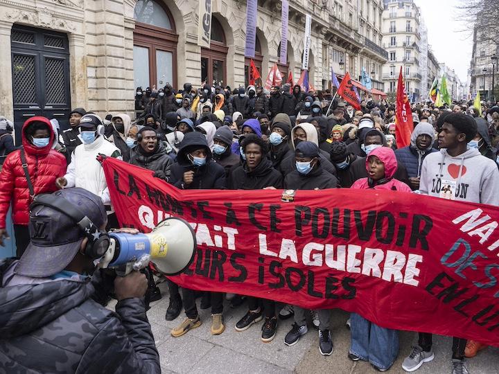 Depuis le début de l'occupation, le 10 décembre 2024, les Jeunes du Parc de Belleville manifestent tous les samedis devant la Gaîté Lyrique