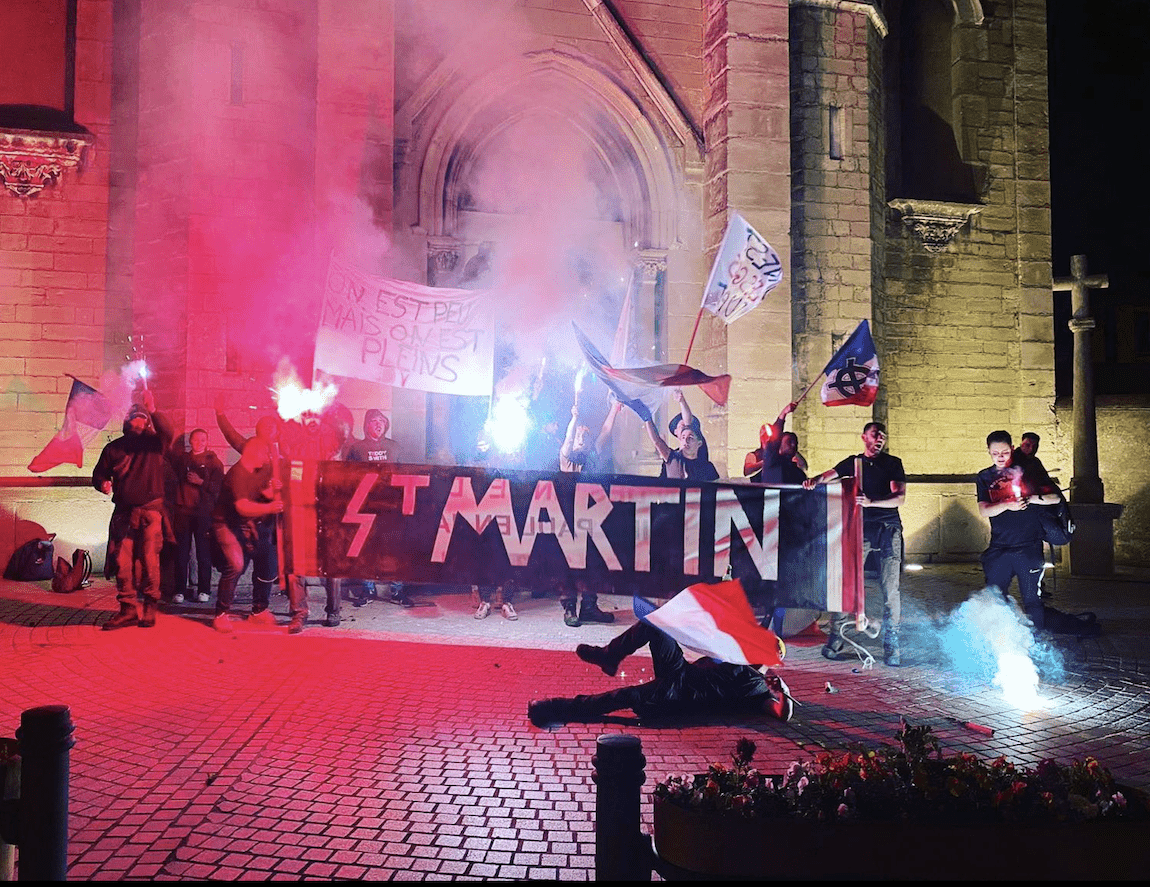 Devant l’église de Saint-Martin-en-Coailleux dans la Loire. Sur la banderole est écrit « St-Martin ». *Au détail près que le « S » reprend l’iconographie du symbole « SS » nazi