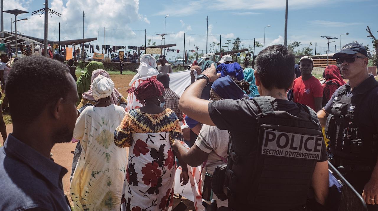 Incendie, racisme, jets de pierre : À Mayotte, les tensions montent sur la mise à l’abri des personnes exilées après le cyclone Chido