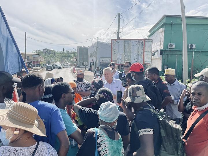 Le préfet, sur les lieux, négocie avec les manifestants et tempère : « Je vous demande un dernier effort »