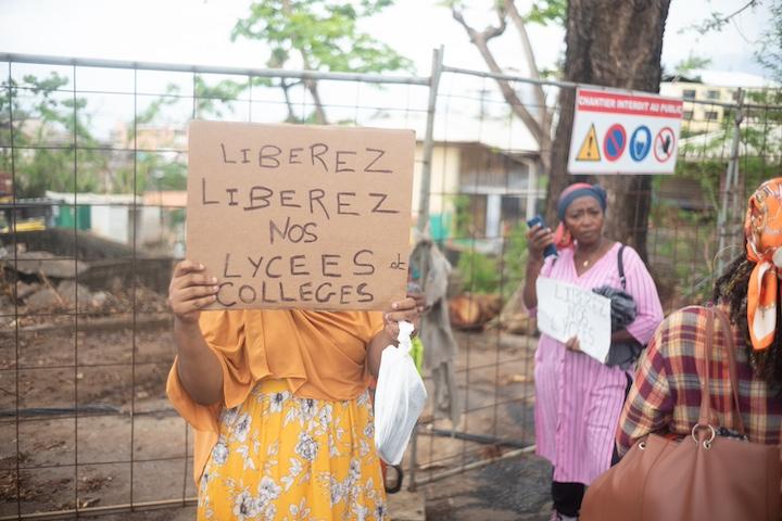 « Il faut que nos enfants puissent reprendre l'école ! », s'emportent Nadia et Fatima devant les grilles du lycée, pancartes à la main