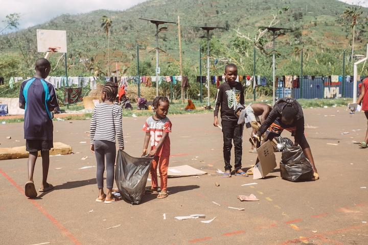 En décembre, le passage du cyclone Chido a ravagé Mayotte. Plusieurs centres d’hébergement d'urgence ont ouvert dans des établissements scolaires ou des complexes sportifs, afin d'abriter les populations les plus exposées