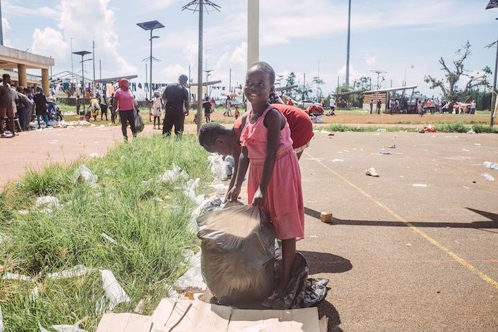 « Bien sûr que nous devons partir d'ici, nous aussi avons des enfants qui vont à l'école », lance une des réfugiés à la rue depuis la catastrophe