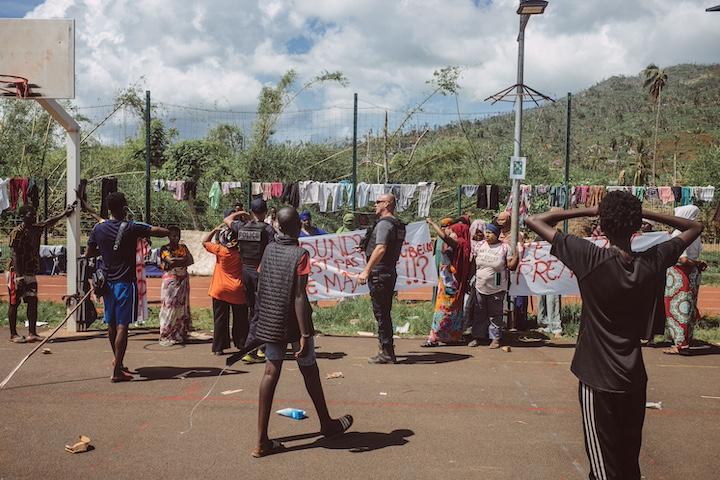 Ces derniers jours, les tensions devant le lycée se sont accentuées
