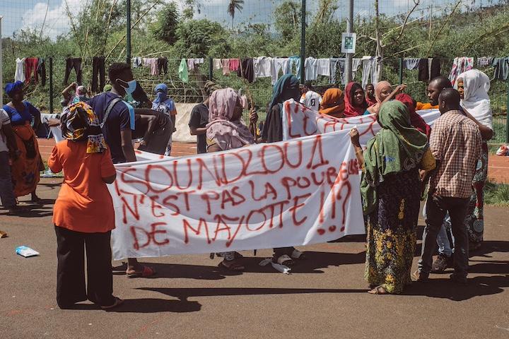 Des parents d'élèves et des habitants de Tsoundzou ont fait irruption sur le terrain de sport avec une banderole : « Tsoundzou n'est pas la poubelle de Mayotte. » 
