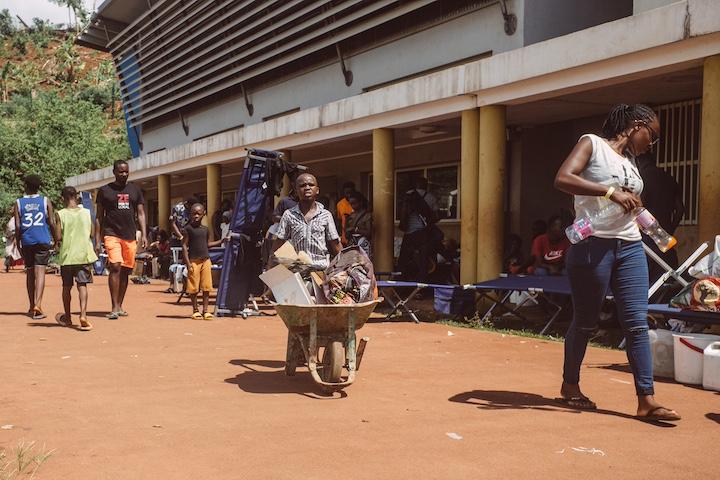 Dans l'urgence, plusieurs bus ont emmené les familles vers le collège de Kwalé à Tsoundzou, dernier établissement sur l'île à toujours héberger des sinistrés
