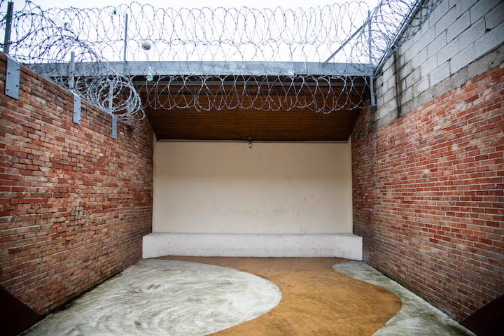 A Fresnes, les journées sont entrecoupées d'une sortie en cours de promenade – dans une petite cour – et d'une douche