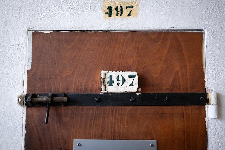 La porte de la cellule où est enfermé Gino, le 4 février 2025