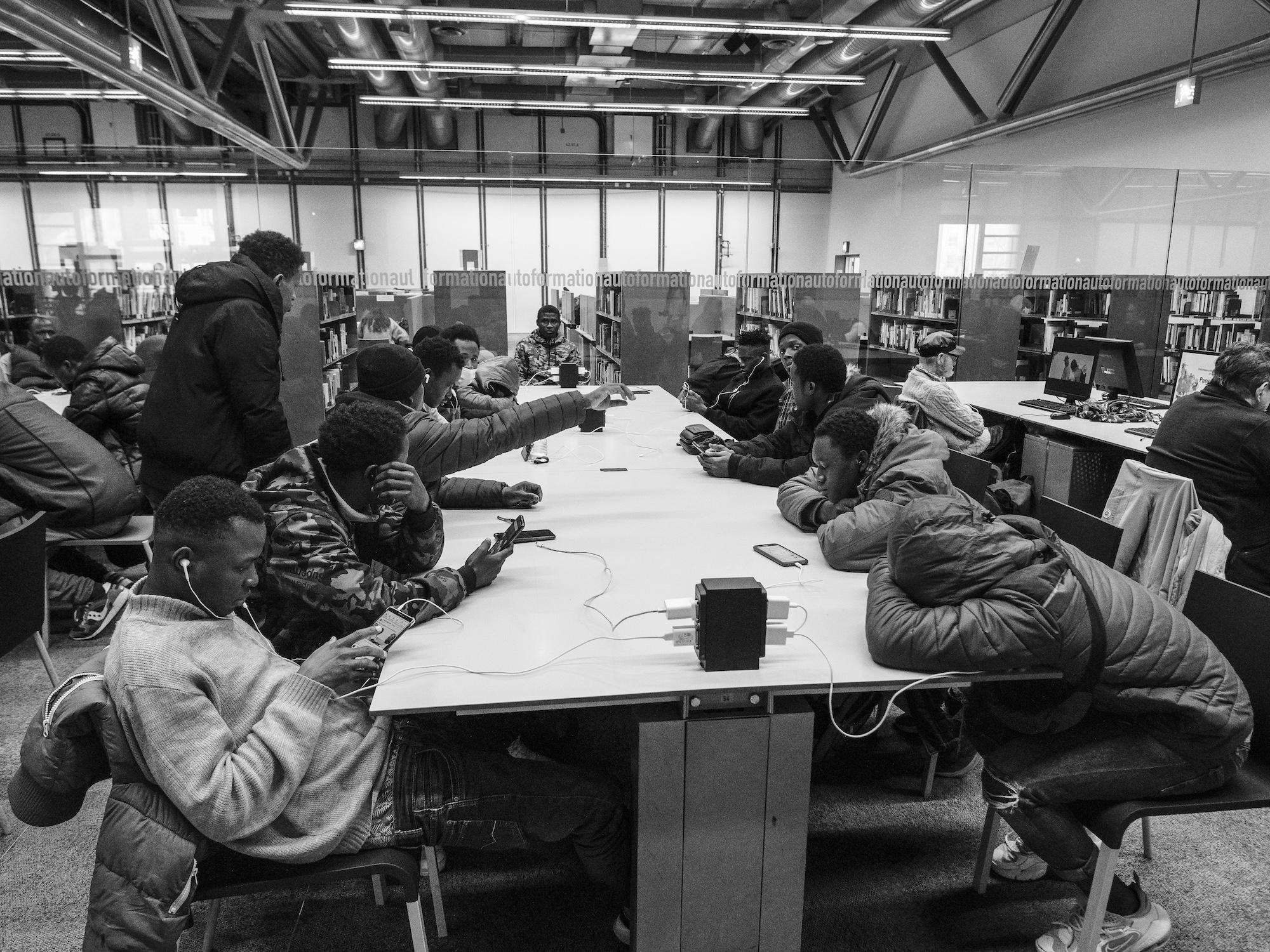 Les exilés se mélangent aux étudiants proprets, entre les 10.000 mètres carrés d’étagères et d’ordinateurs.