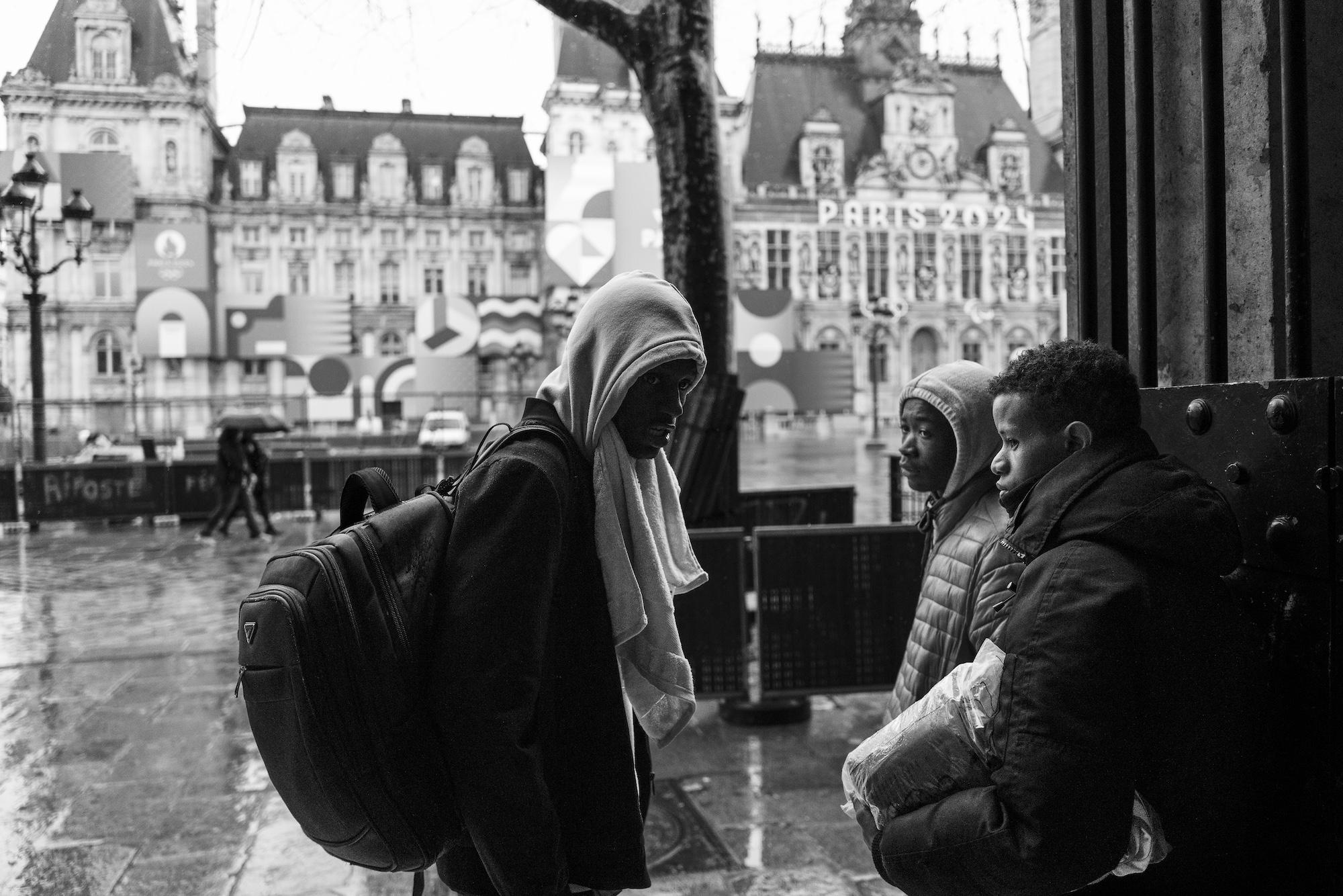 Tous les soirs, les jeunes exilés viennent devant la mairie de Paris, dans l’espoir de récupérer un peu de nourriture ou une couverture.