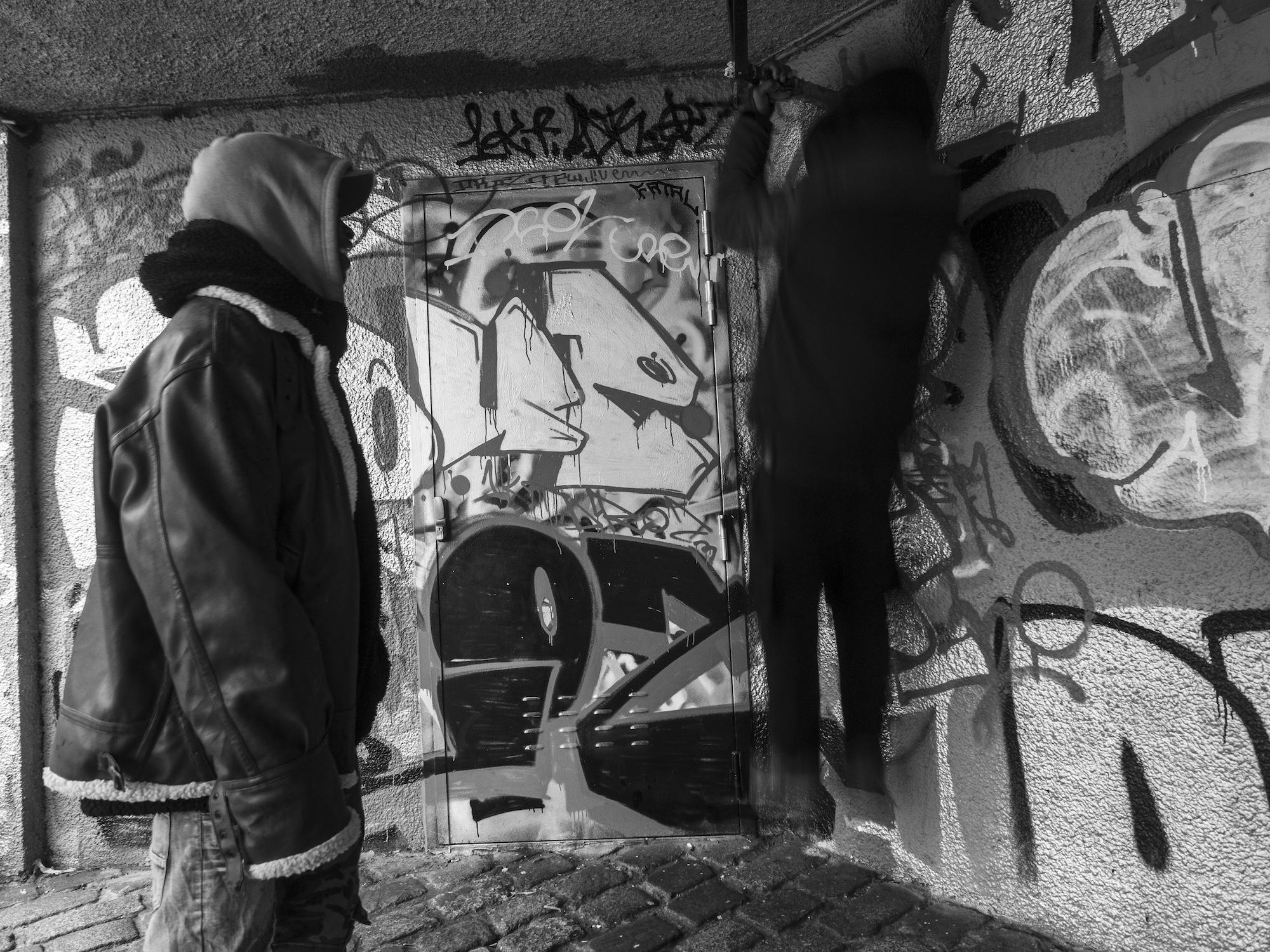 Les copains de Bambino s’amusent à faire des tractions dans le Parc de Belleville.