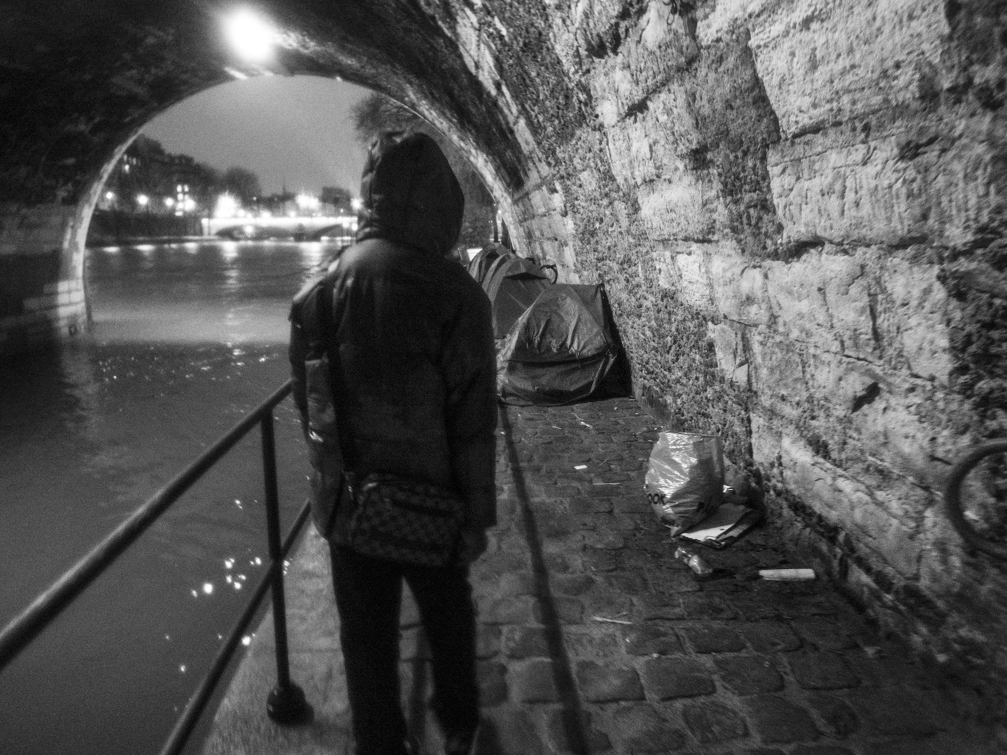 Des jeunes exilés se sont installés sous le Pont Marie