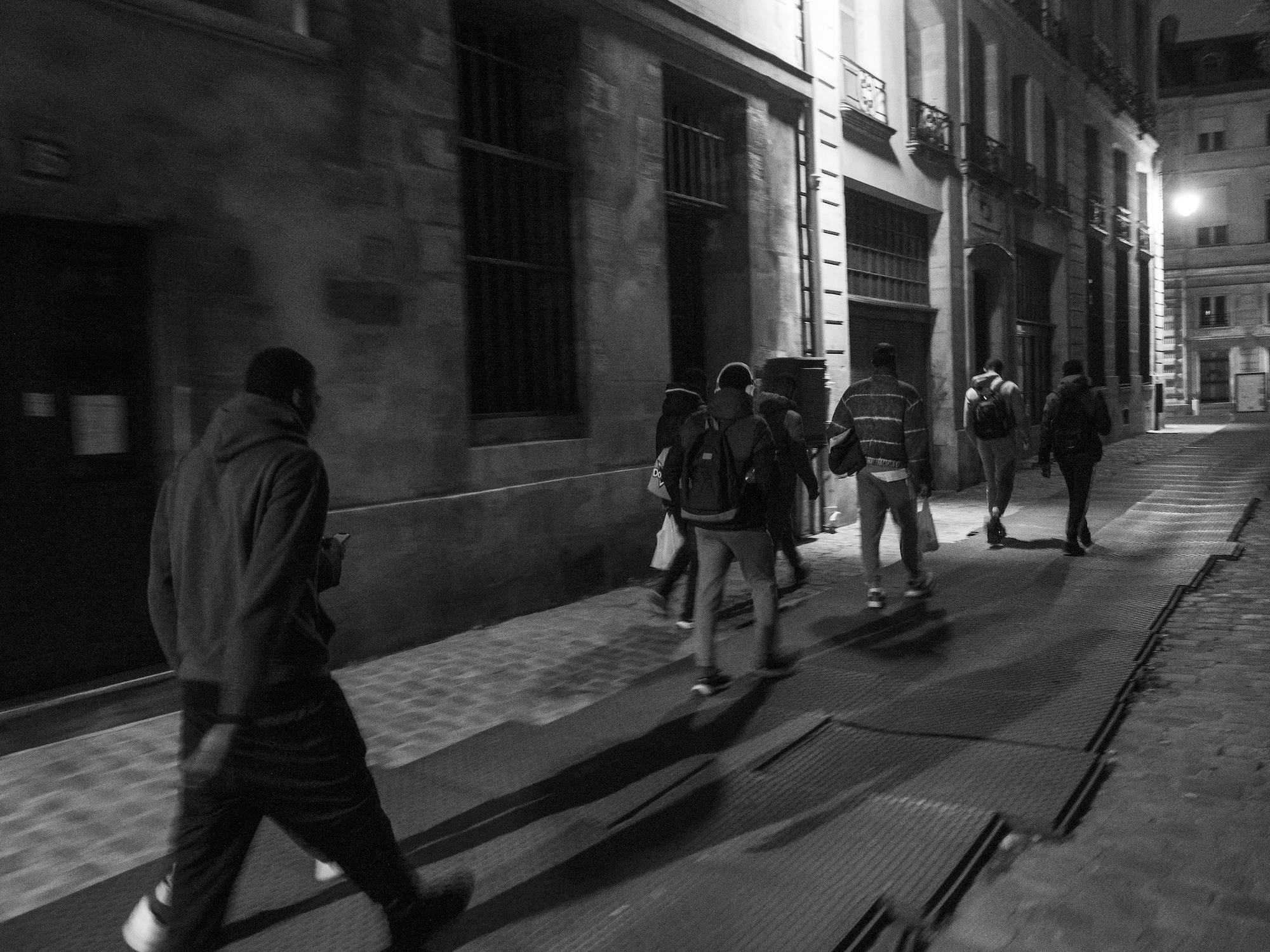 La journée, les jeunes exilés traînent dans le quartier. De Paris, ils ne connaissent pas grand-chose de plus que ces quelques rues du 4e arrondissement