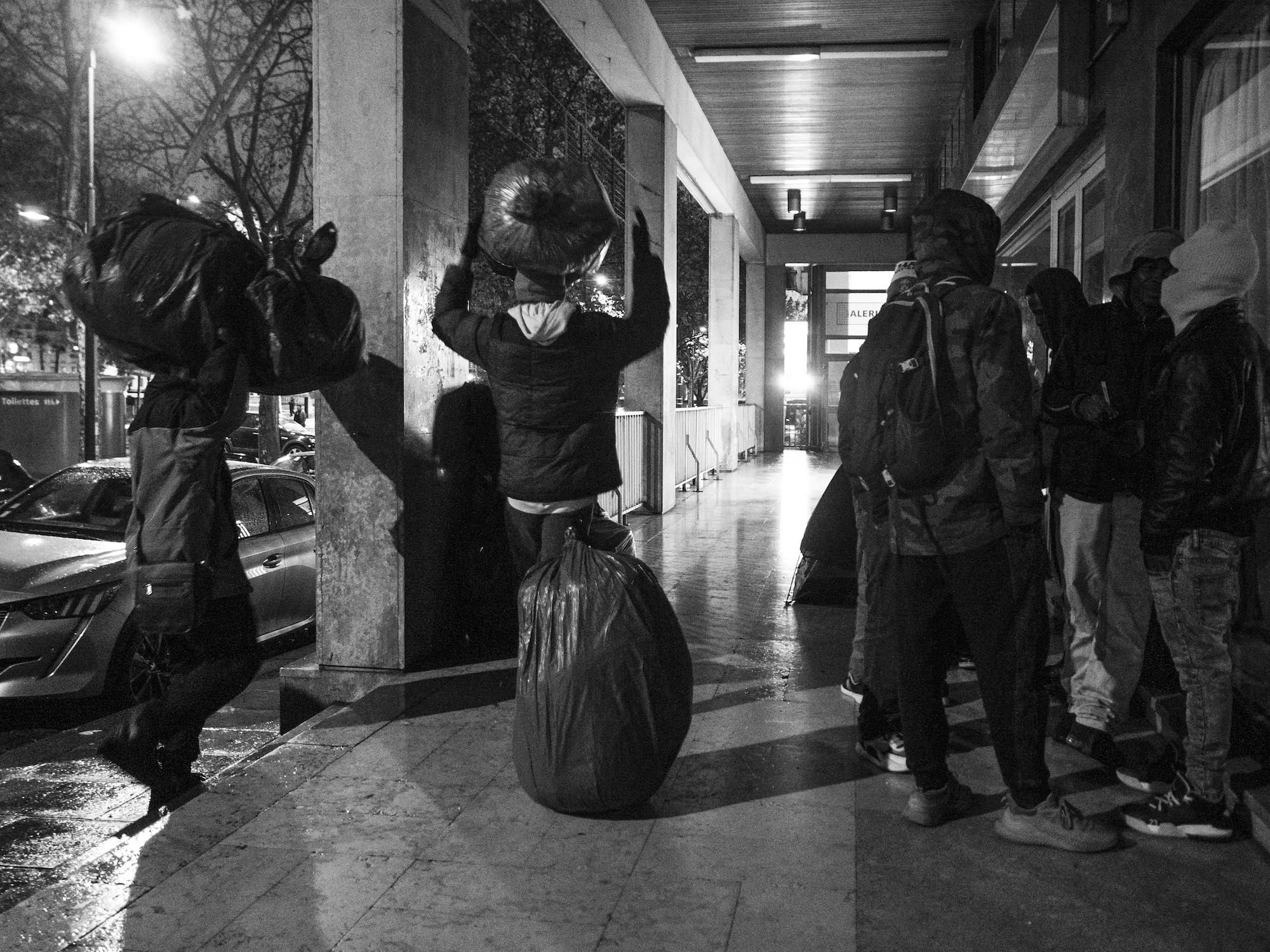 « Il faut tout ranger avant 7 heures parce qu’il y a des gens qui travaillent », explique, sérieux, Abdou