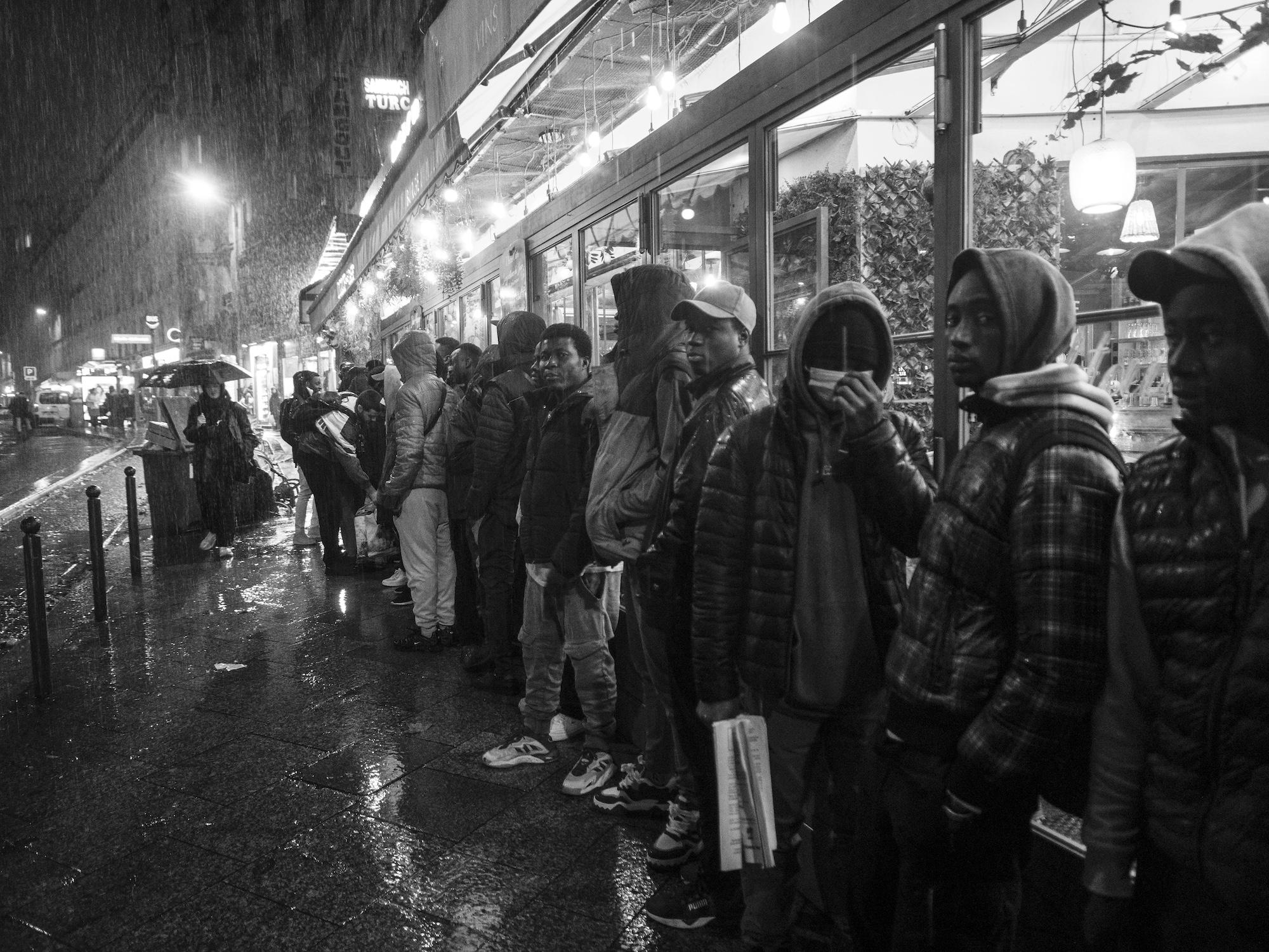 Entre les grands magasins et les touristes, des jeunes exilés traînent dans le centre de Paris. Jugés majeurs par les autorités, ils ont fait appel de cette décision. En attendant, ils ne bénéficient d’aucune prise en charge et dorment dehors