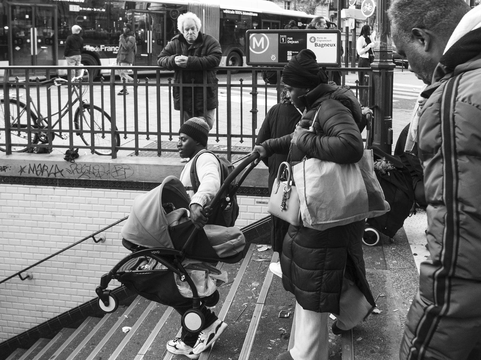Alpha, le désormais disparu, aide les mamans avec leur poussette dans les escaliers du métro contre quelques pièces