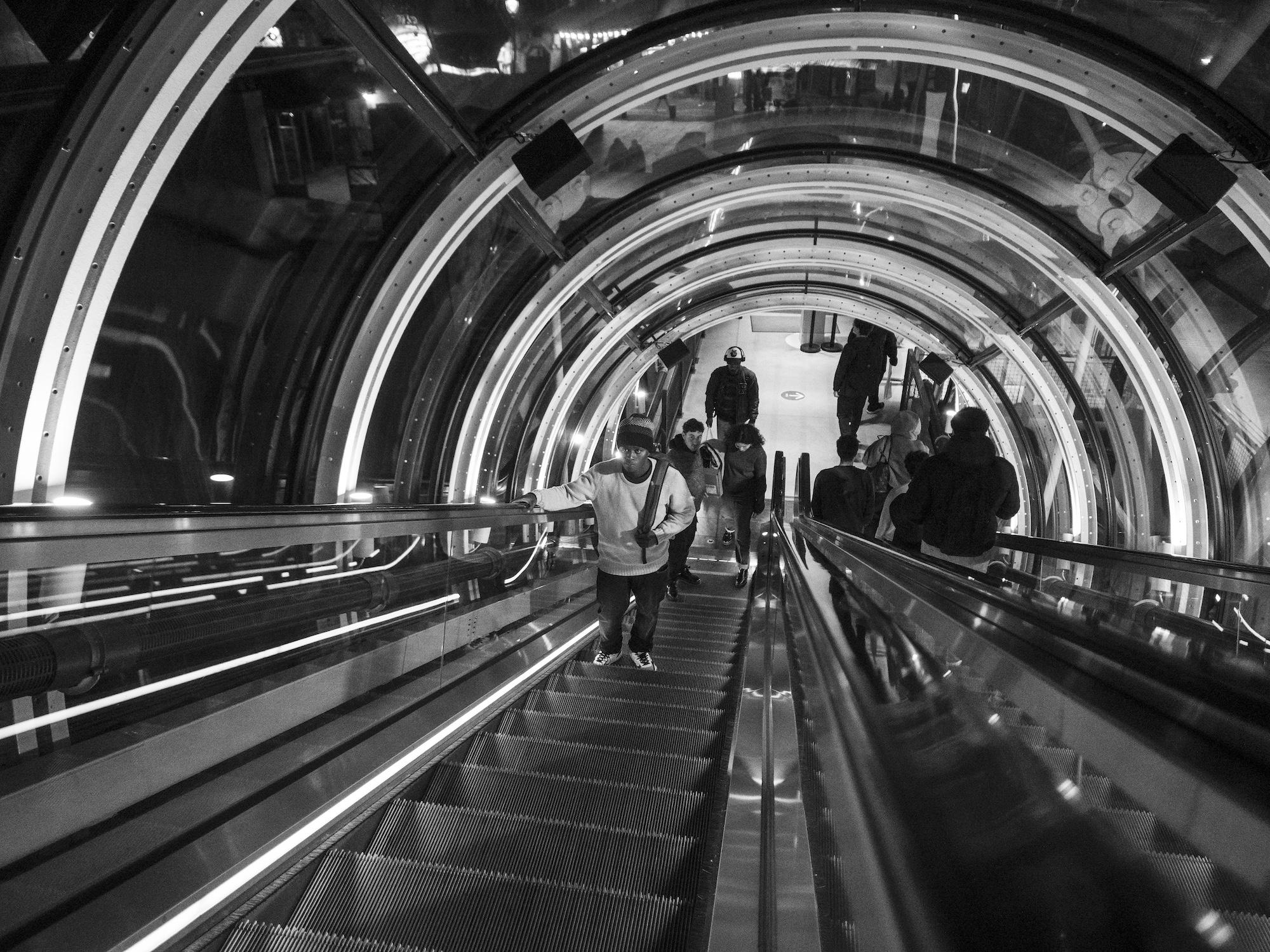 Après un passage aux bains douches, espaces d’hygiène en accès libre, les jeunes exilés filent à la Bibliothèque du Centre Pompidou