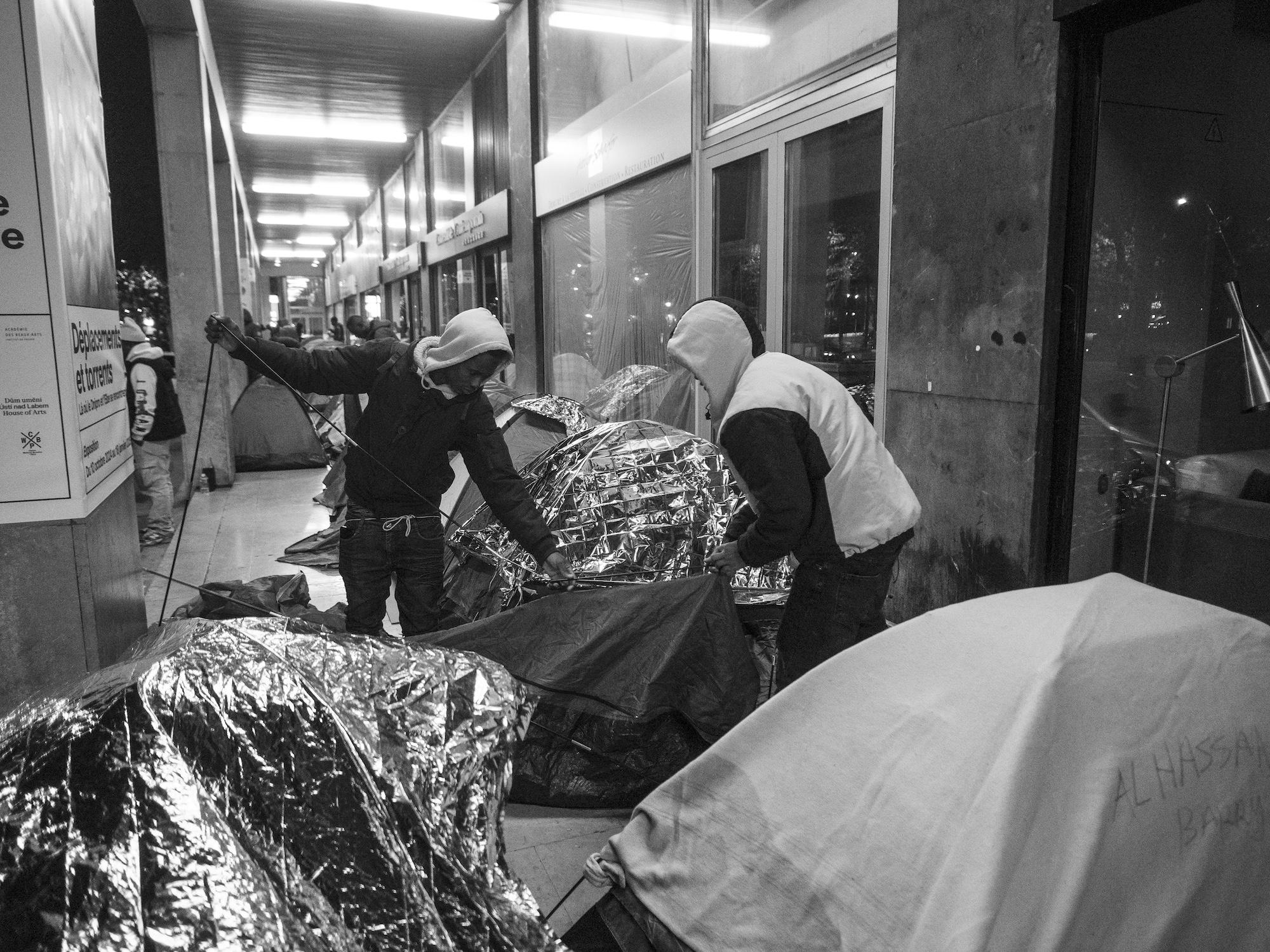 Si les familles – femmes et enfants – sont orientées chez des habitants bénévoles ou dans des locaux de l’association Utopia 56, les ados, eux, dorment dehors.