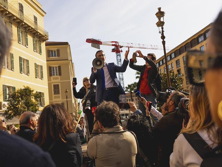 Le préfet de Corse Jérôme Filippini lance au mégaphone : « La mafia, il faut l'appeler comme telle ! » 