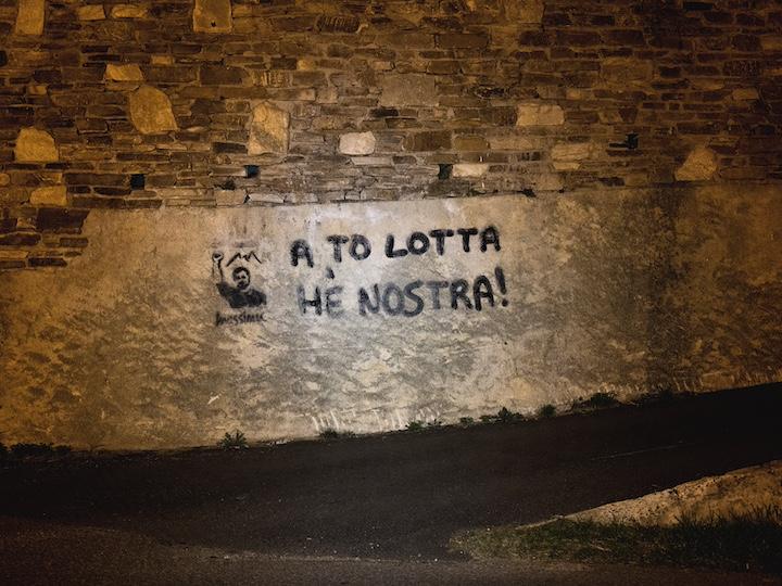 Dans les rues de Bastia et d’Ajaccio, les tags : « Les Français, dehors », commencent ainsi à côtoyer les : « I Mafiosi Fora » – « Les mafieux, dehors »