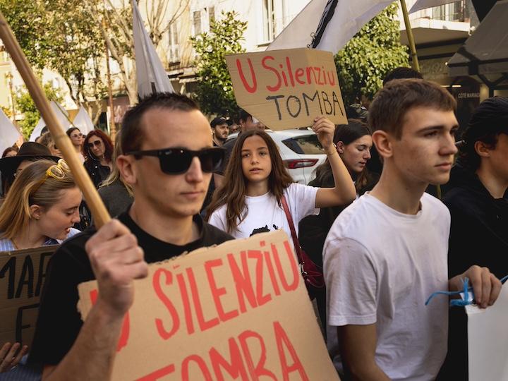 Environ 2.000 manifestants ont défilé dans les rues d'Ajaccio ce samedi 8 mars 2025, pour dire « dehors » à la mafia