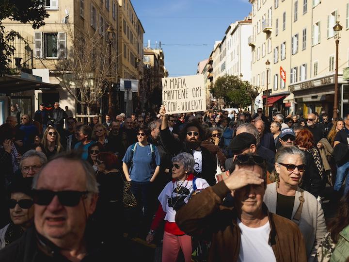 En Corse, la colère gronde contre un ennemi endogène, qui depuis plusieurs décennies empoisonne le quotidien : la mafia