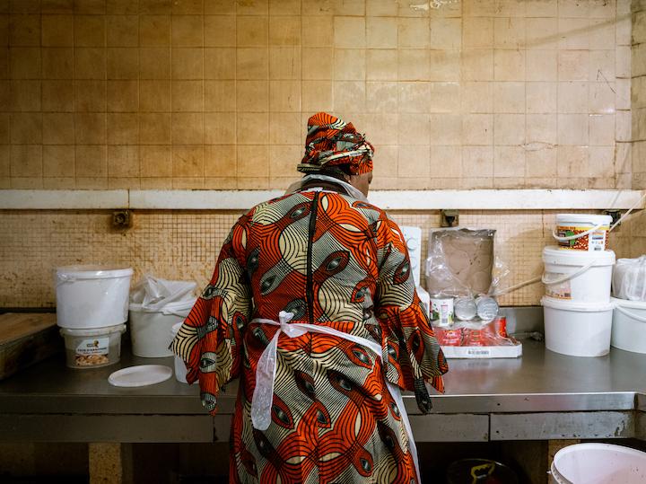 Sadio travaille depuis douze ans comme cheffe cuisinière à la cantine solidaire du foyer Branly, à Montreuil