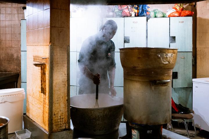 Mohamed fait partie de l'équipe de cuisiniers de Sadio, au foyer Branly, à Montreuil