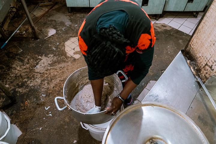 Les cantinières des foyers de travailleurs immigrés travaillent plus de 10 heures par jour