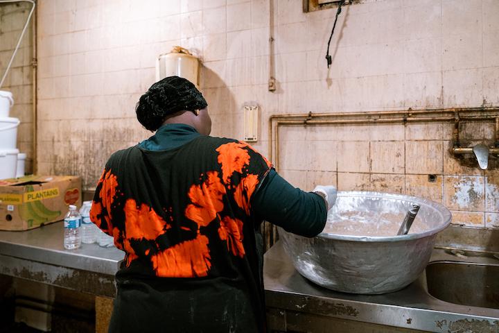 Nana travaille à la cantine du foyer Branly aux côtés de sa tante, Sadio