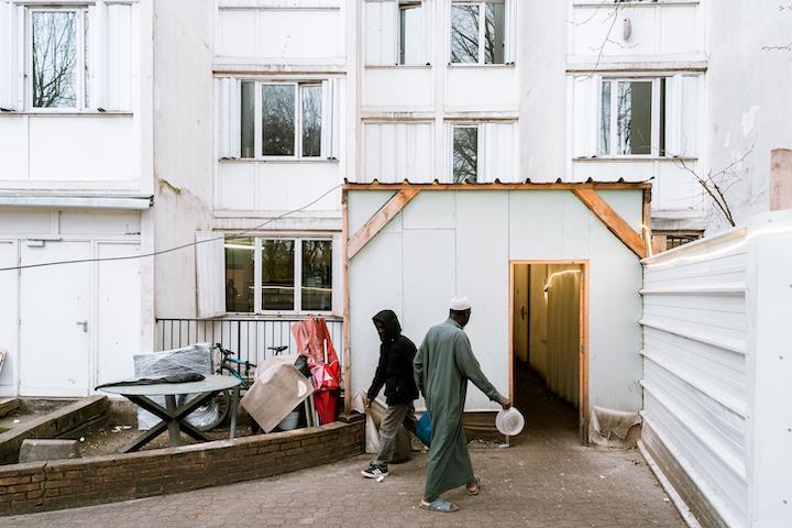 Depuis le début des travaux de rénovation du foyer, l'entrée de la cantine se fait par cette seule porte, qui donne directement sur la cuisine
