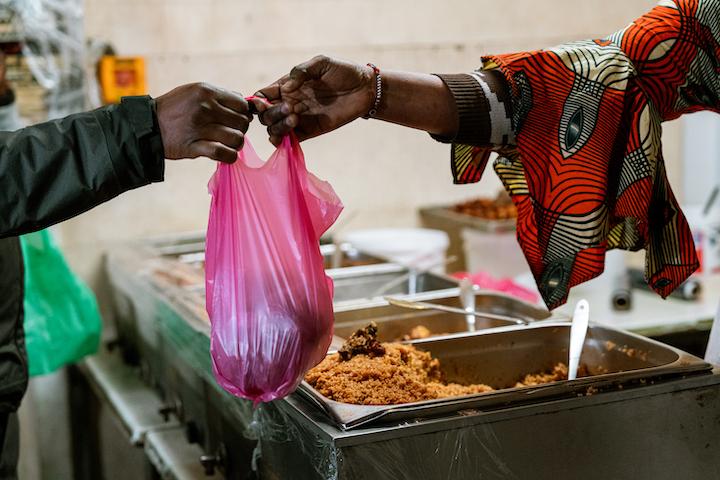 Travailleurs sans papiers, ouvriers de chantier et familles précaires se rendent au foyer Branly pour y manger pour une bouchée de pain