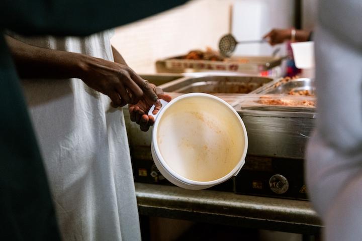 Les résidents et habitants du coin viennent à la cantine du foyer Branly remplir leur tupperware