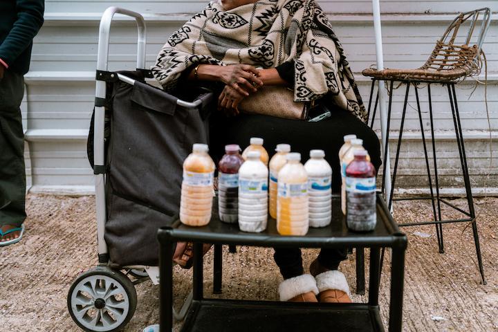 La semaine, Nana est cantinière dans un établissement scolaire. Le week-end, elle vend des bouteilles de bissap et gingembre dans la cour du foyer