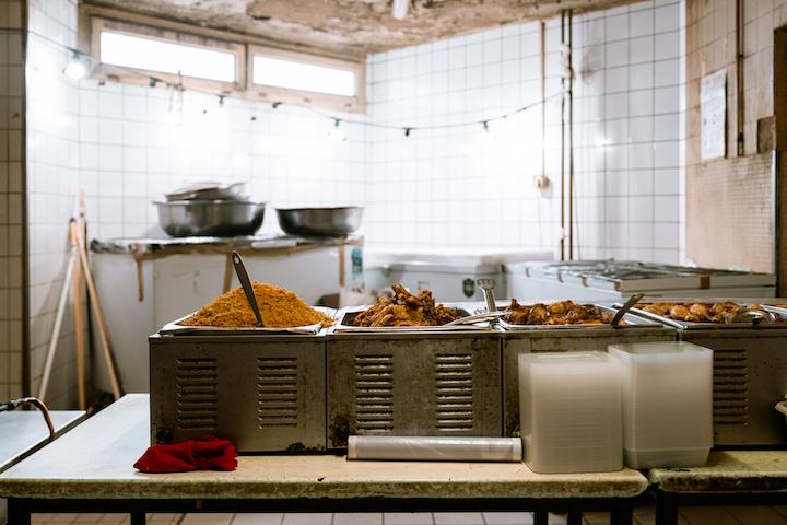 Mafé, thieb, sauce gombo, attiéké,... Les cantinières préparent une bonne dizaine de repas différents chaque jour