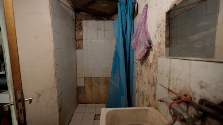 Après leurs journées harassantes, les Marocains s’entassent dans trois bâtisses insalubres