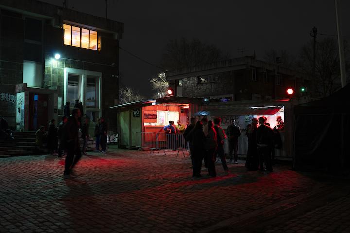 Une cinquantaine de fêtards attendent l’ouverture du club de la Station Gare des Mines