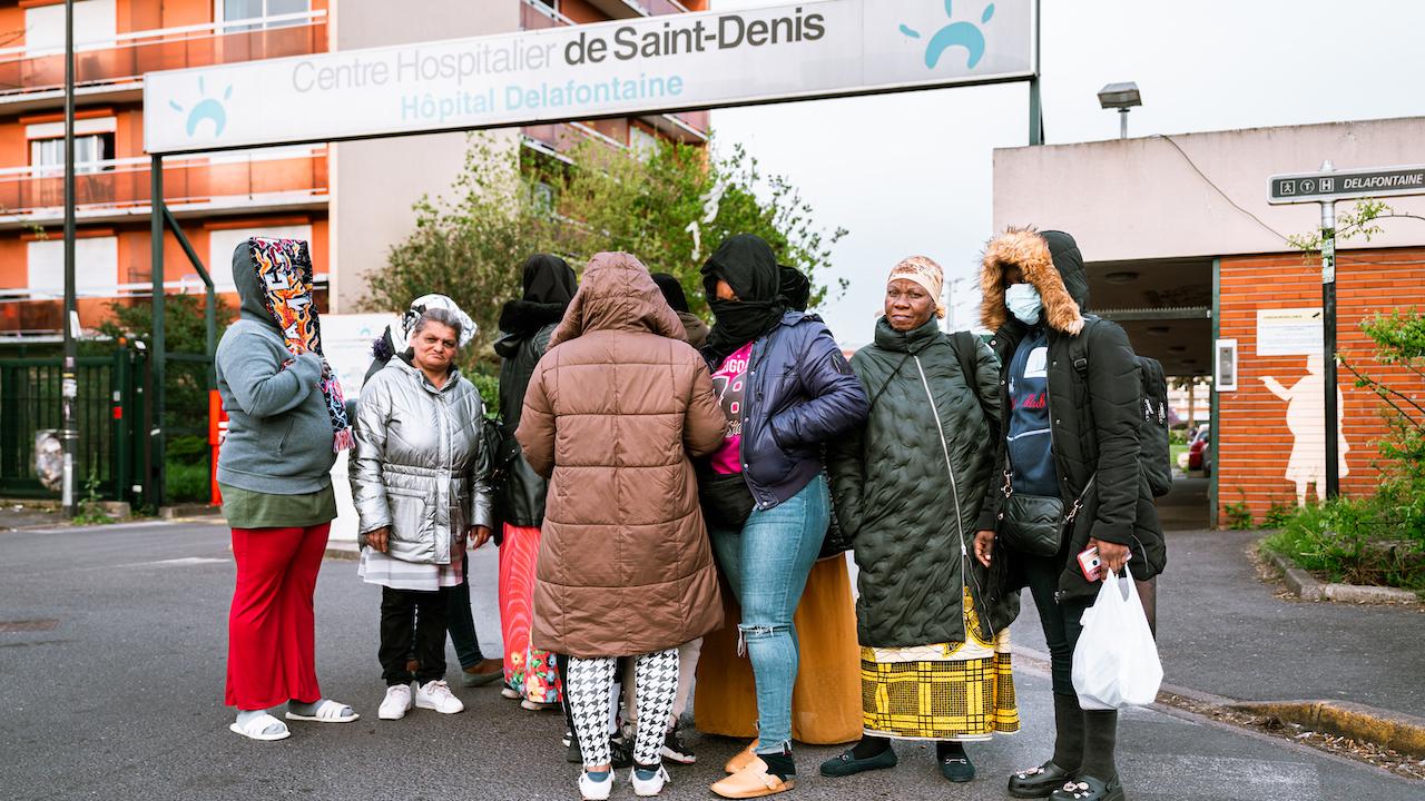 À Saint-Denis, des femmes enceintes et des enfants hébergés dans le hall d’un hôpital vont être remis à la rue