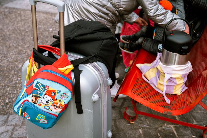 Chaque matin, à 6h30, femmes et enfants doivent quitter le hall de l'Hôpital Delafontaine, qui redevient une salle d'attente