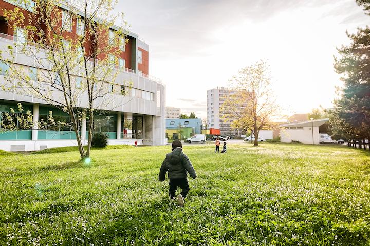Plusieurs dizaines d'enfants à la rue sont hébergés l'hiver dans le hall de l'Hôpital Delafontaine