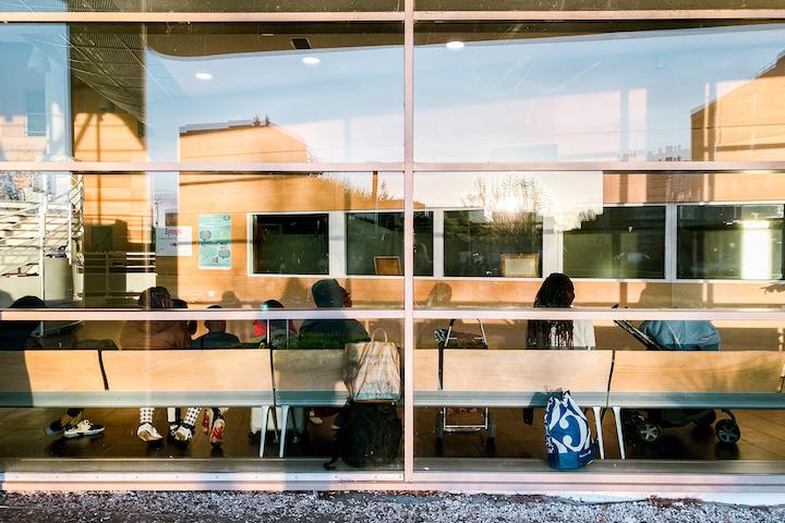 Depuis dix ans, l’Hôpital Delafontaine héberge l'hiver des dizaines de femmes seules, avec enfants ou enceintes