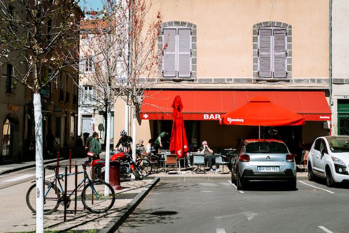 Le bar le Postel à Brioude, près du Cada de Saint-Beauzire